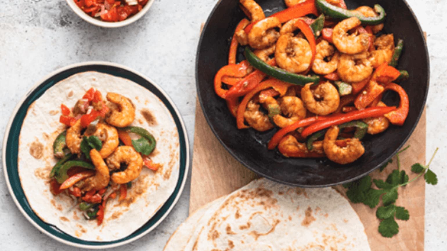 Fajitas mit Garnelen, Paprika und Pico de Gallo